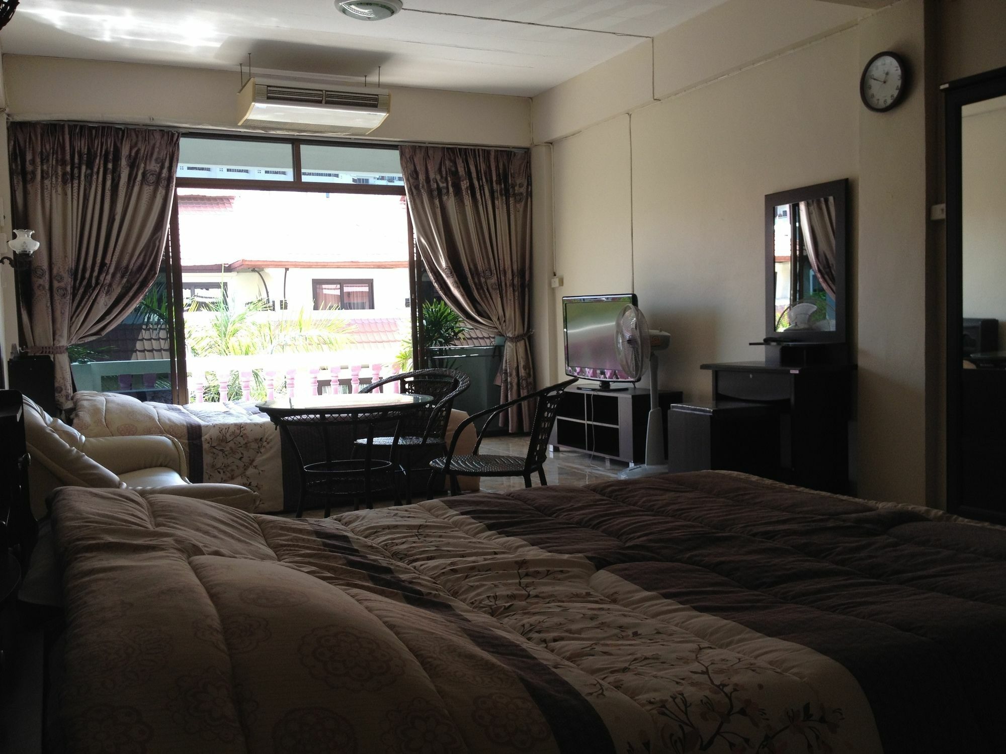 Artem'S Guesthouse Jomtien Exterior foto